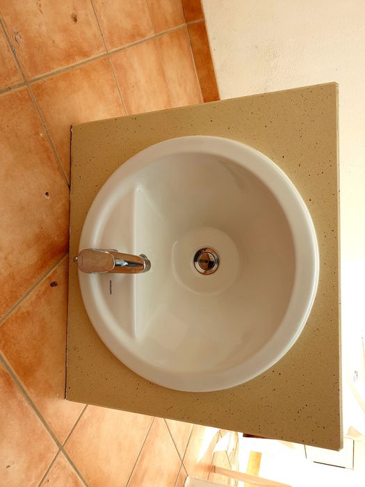 Lavatório com torneira