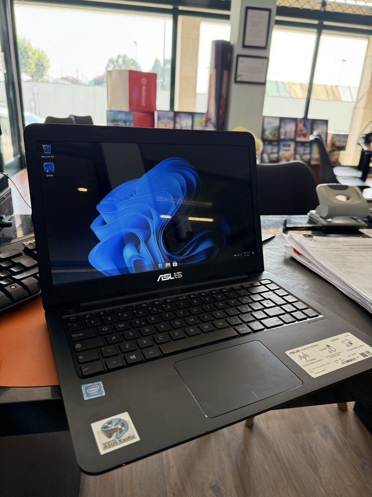 ASUS e402M Windows 11