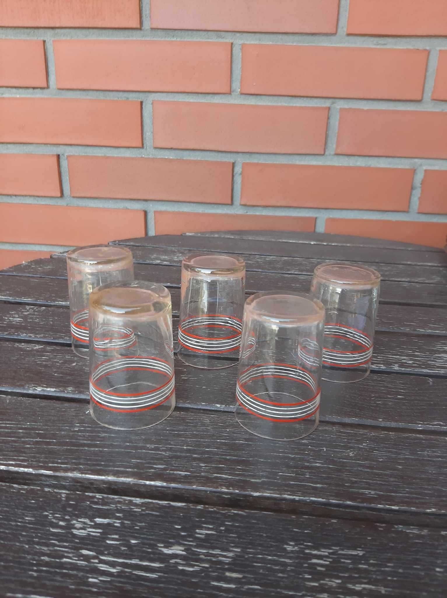 Szklanki szklane do napojów z czerwono-białymi paskami (5 sztuk) | PRL