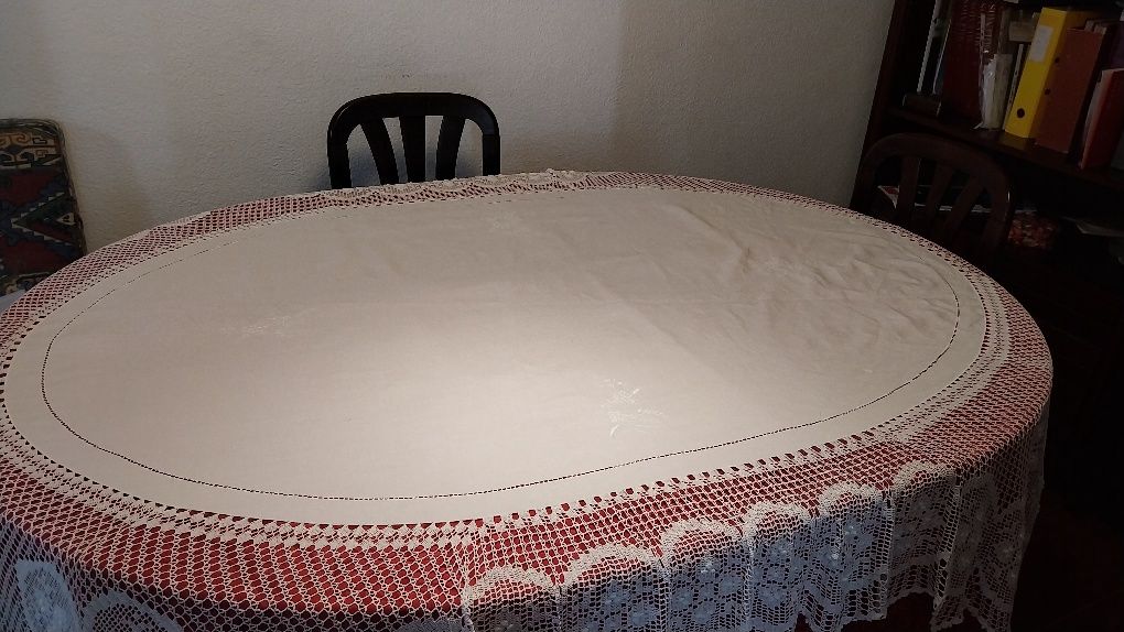Toalha em linho branco para mesa oval