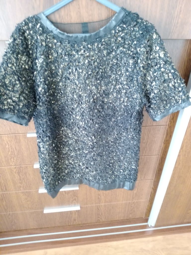 Vendo camisola com fundo preto e com pintura dourada