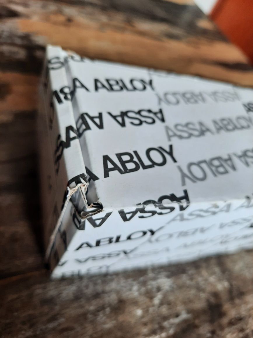 Samozamykacz Assa Abloy brązowy