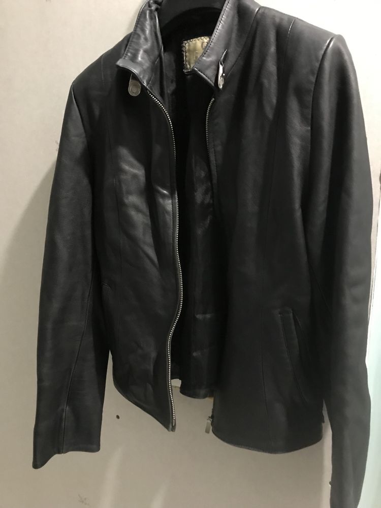Продам чорну шкіряну жіночу куртку в Дніпрі