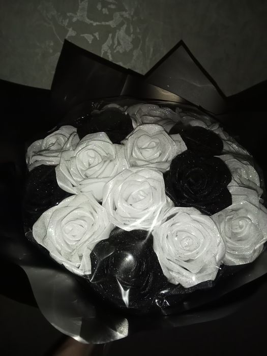 Букет із атласних троянд.