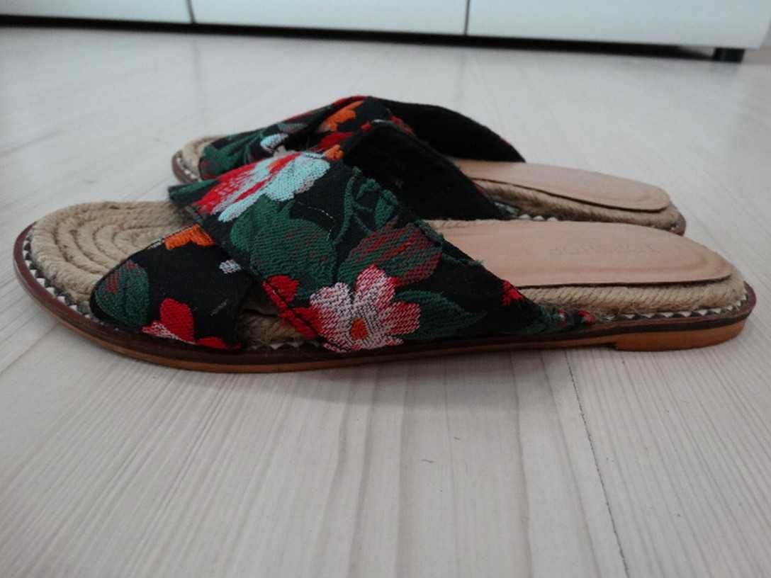 Buty Klapki Czarne z Haftem Płaska Podeszwa Skrzyżowane Paski Kwiaty