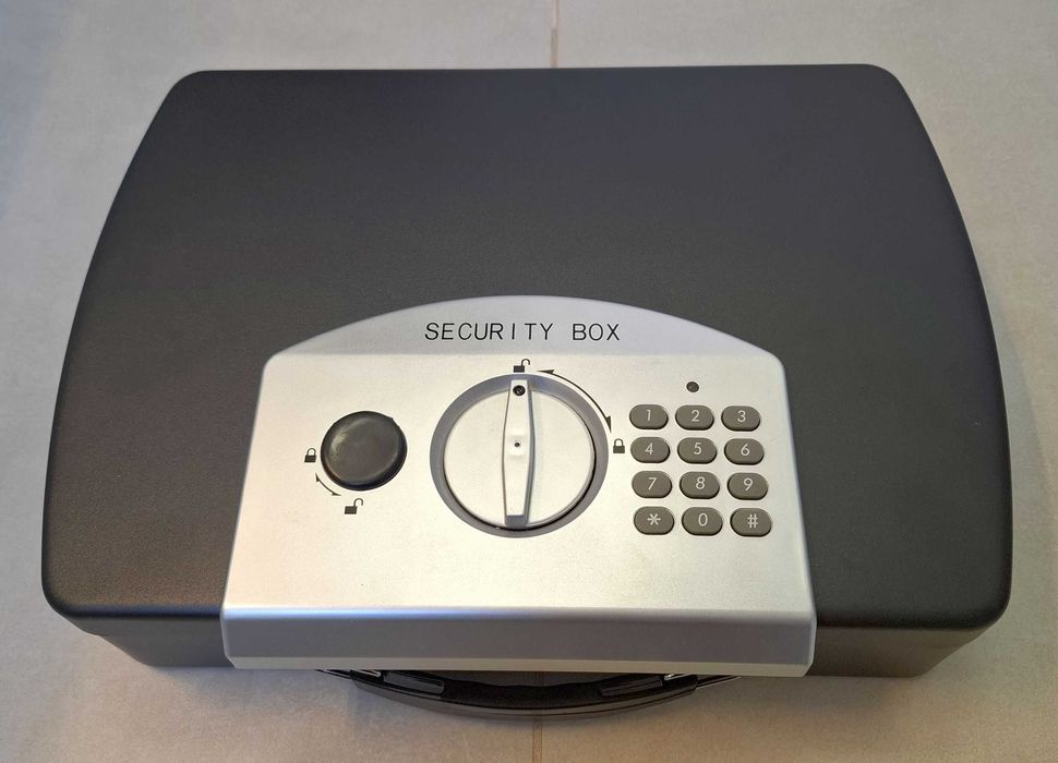 Kasetka z zamkiem szyfrowym. Na dokumenty A4, na klucze, pieniądze