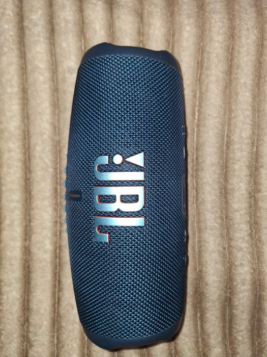 Колонка JBL Charge 5. На деталі
