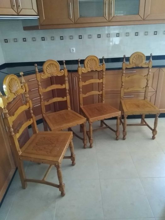 Conjunto de Mesa e Cadeiras em couro
