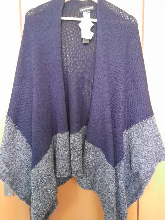 Poncho em malha azul e cinzento