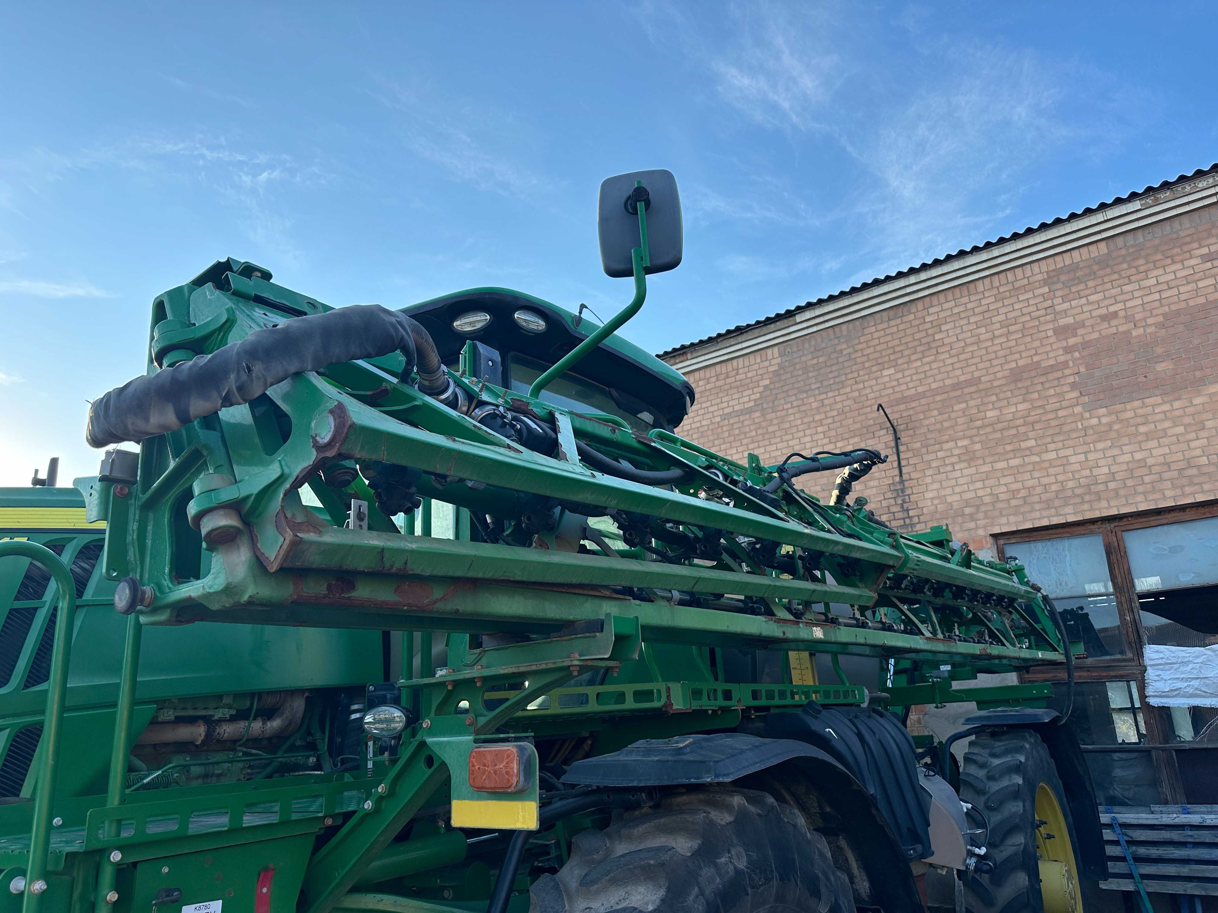 Самохідний оприскувач John Deere R4045