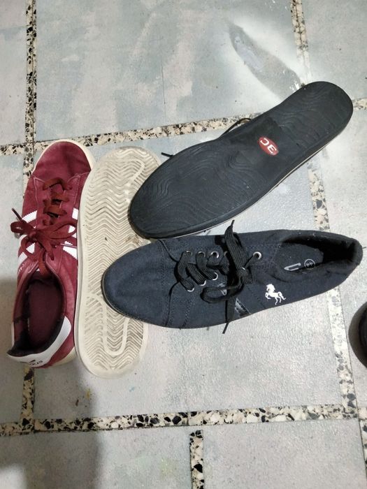 Três paras de sapatos número 42