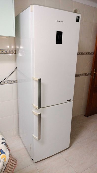 Frigorífico SAMSUNG Combinado 304L