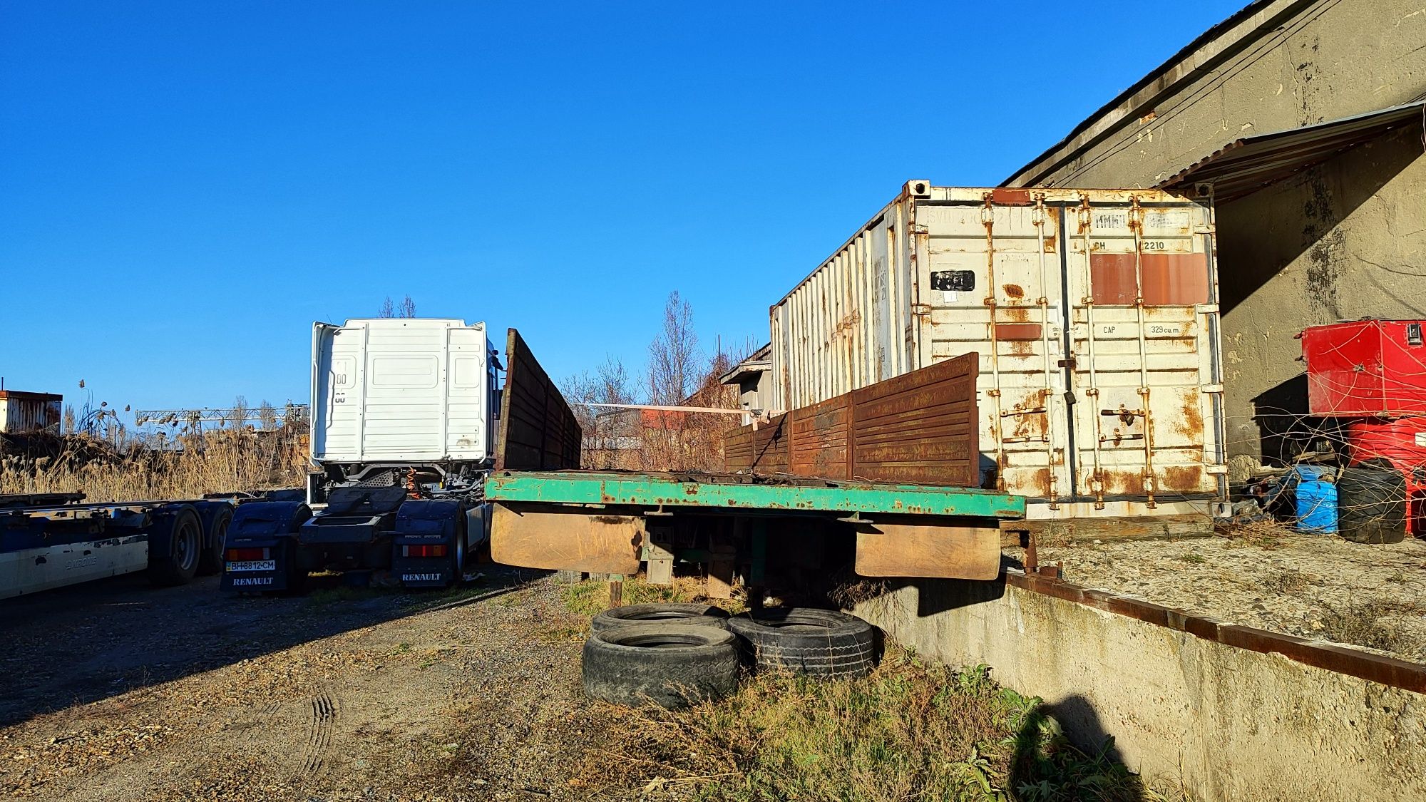 Полуприцеп бортовой контейнеровоз