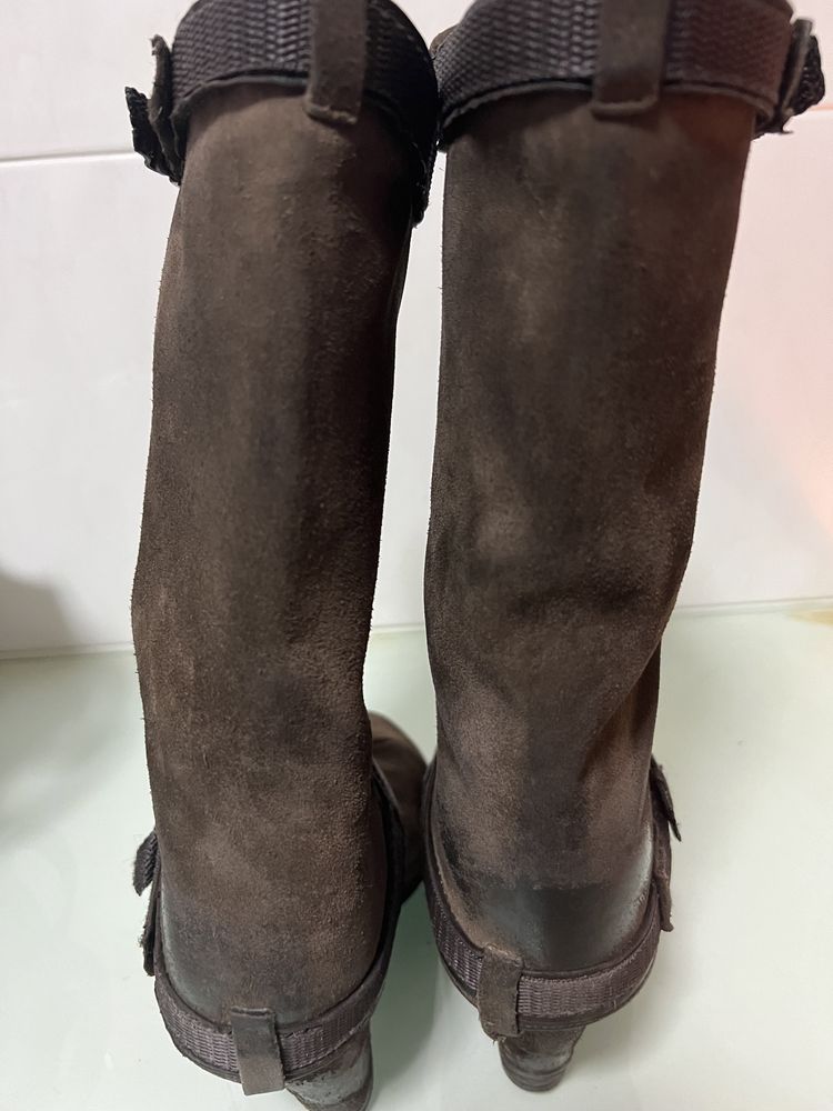 Botas de camurça , forradas em pele, castanhas  T37-38