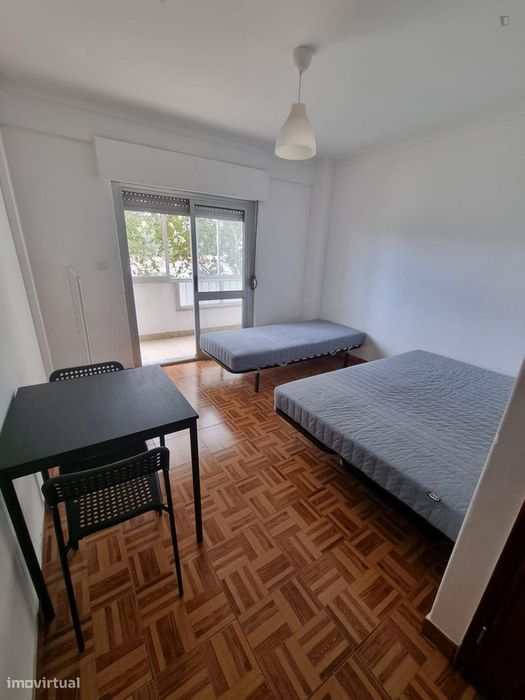 525241 - Quarto com várias camas, com varanda...