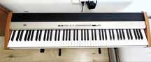 Продам електронне піаніно Korg sp 300