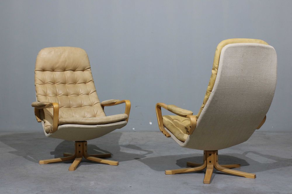 Par de poltronas Sam Larsson modelo Mona em faia e couro