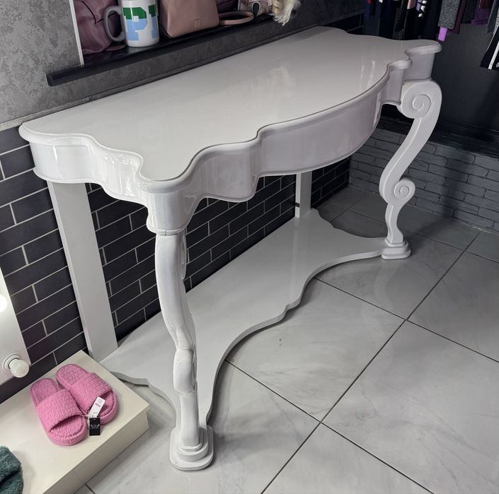 Деревяный глянцевый стол