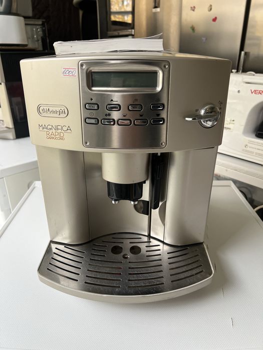 Кавова машина Delonghi Magnifica