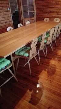 Duży stół z naturalnego dębu w idealnym stanie i 15 krzeseł.