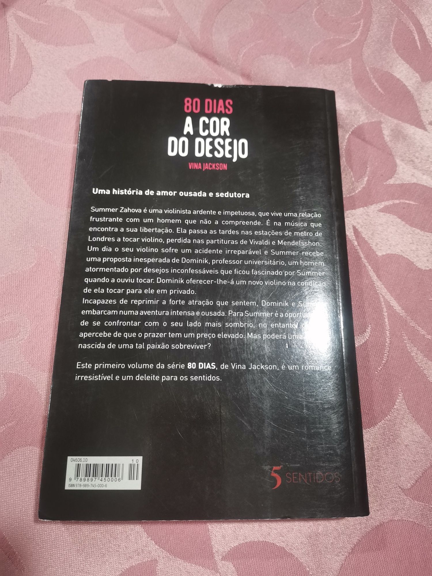 Livro como novo da autora vina Jackson