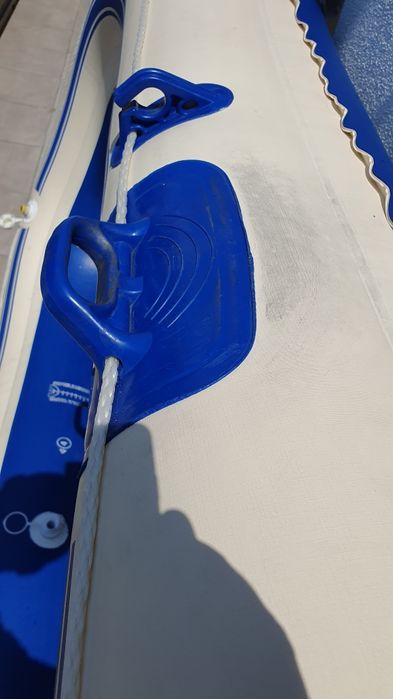 Barco insuflável com remos de alumini