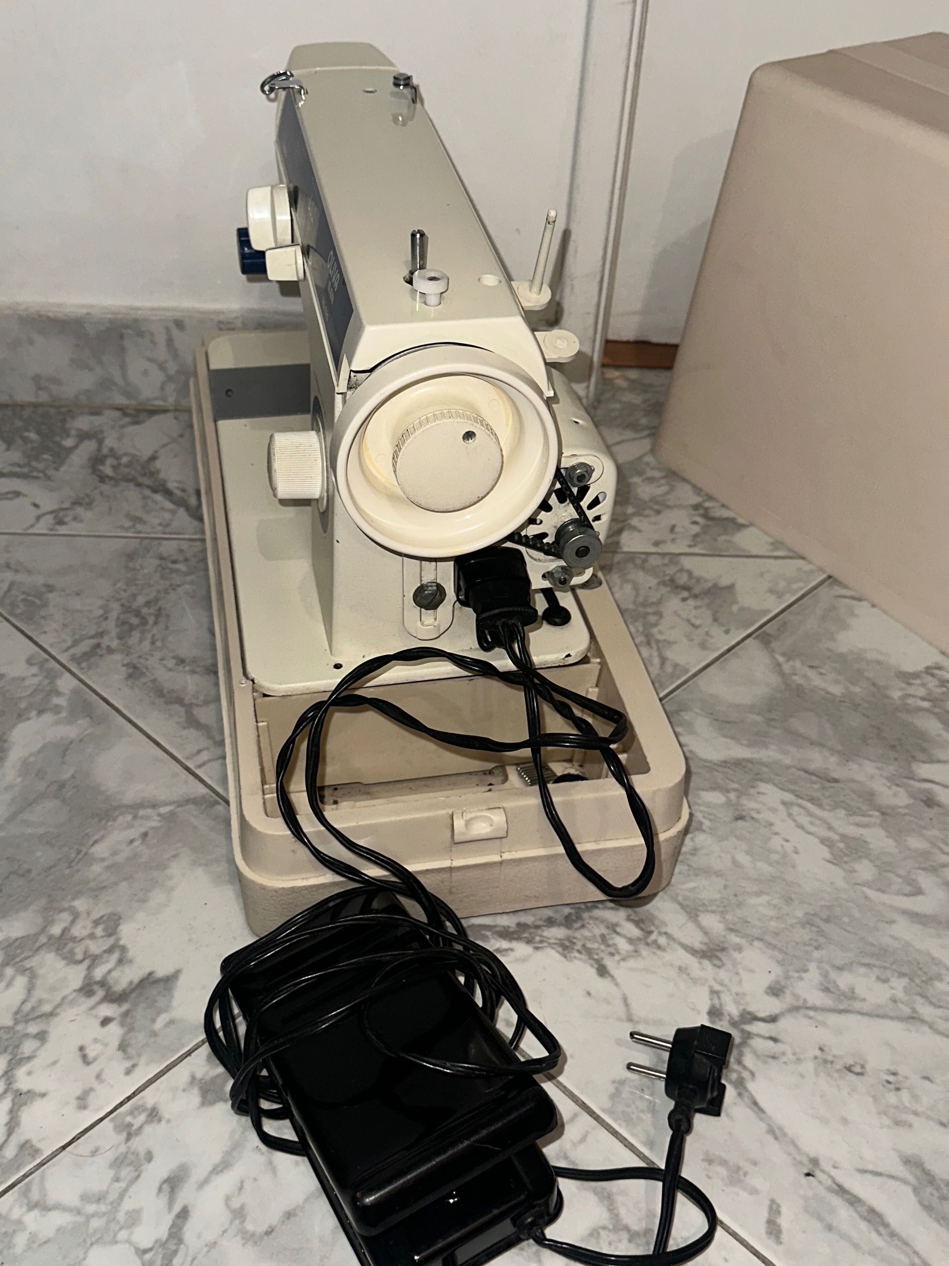 Máquina de Custura Oliva Elgin