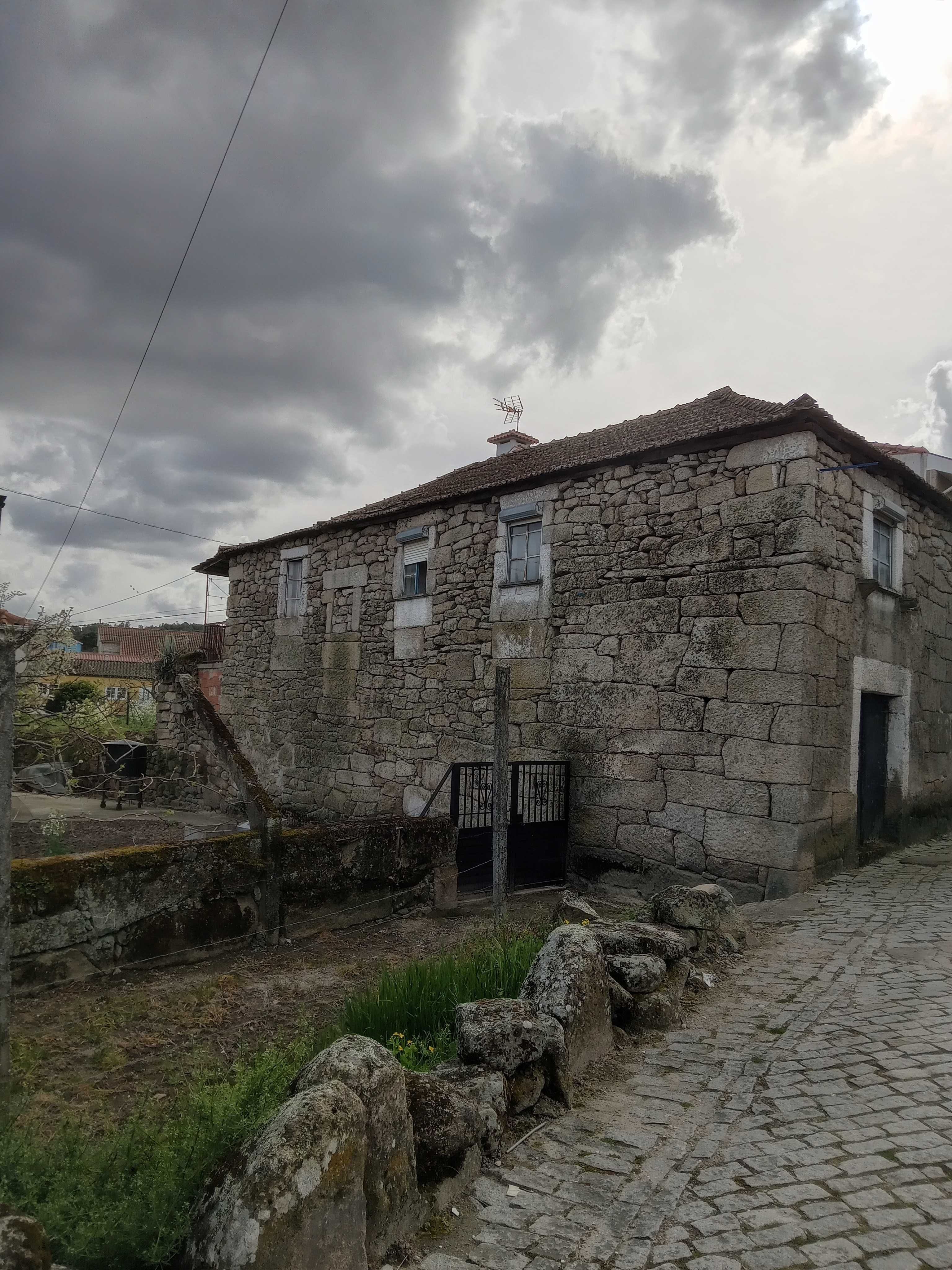 Vendo casa, em granito para recuperar em concelho de Murça,  Fiolhoso.