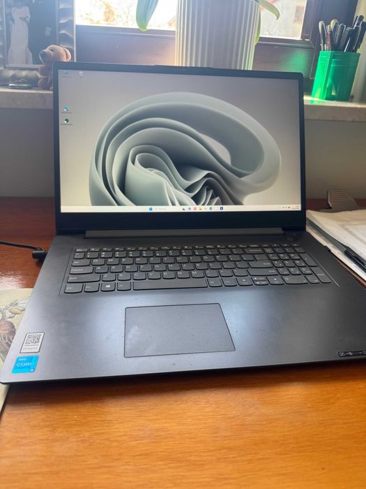 Laptop Lenovo V17 G2 ITL; Intel Core i5 16GB; SSD 1 TB