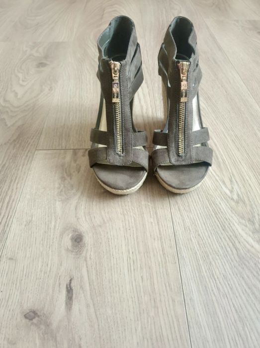 Sandały na koturni Guess r36