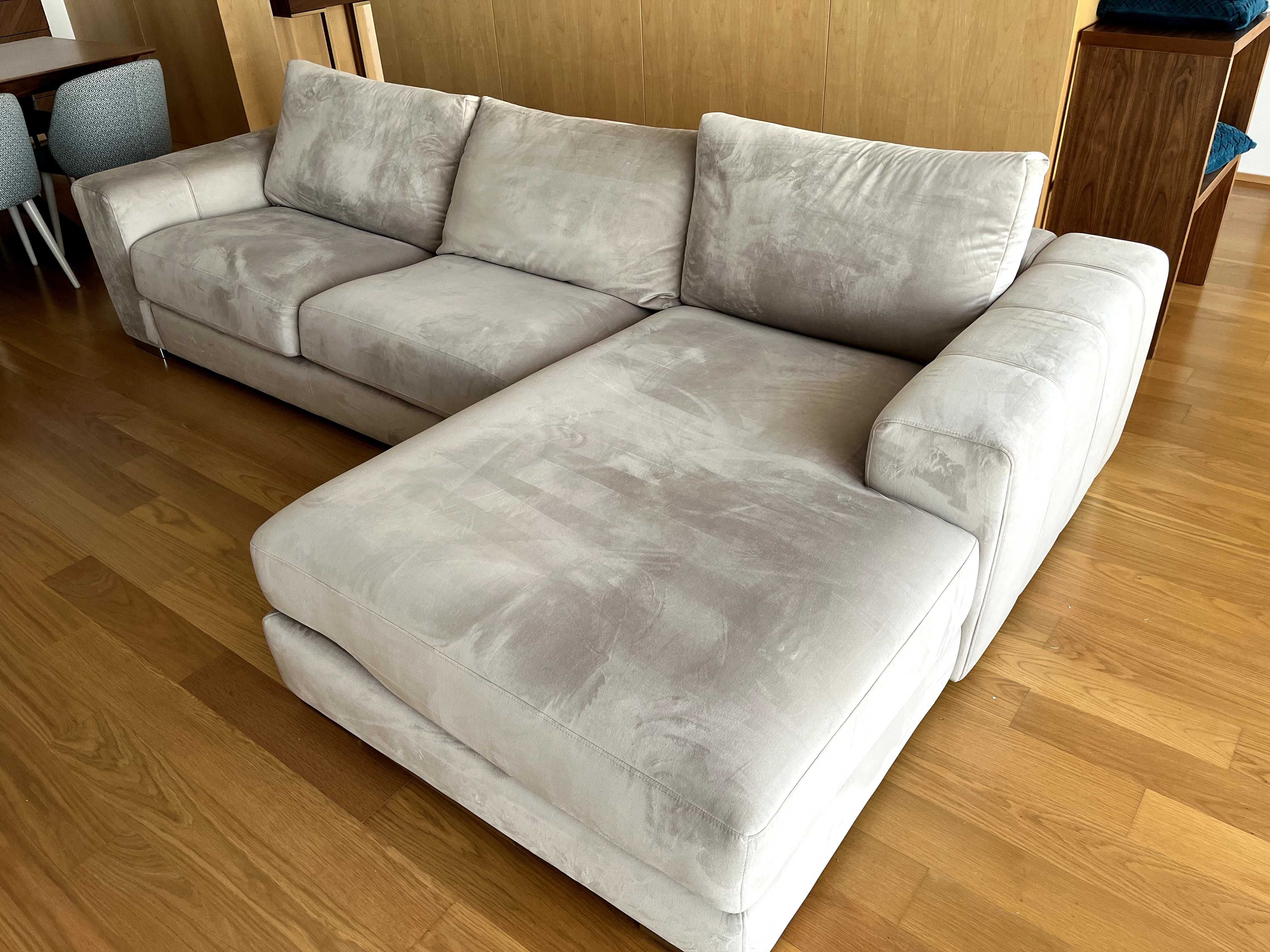 Sofá cinzento em veludo com chaise longue, em ótimo estado