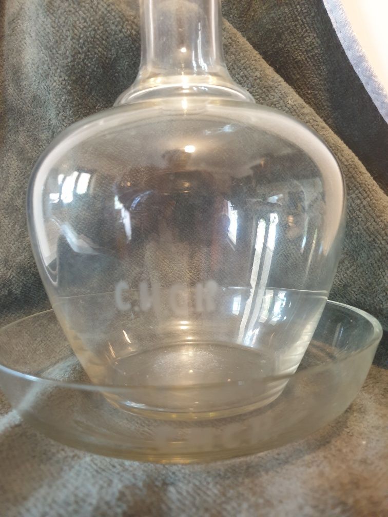 Antiga garrafa em vidro com prato do Centro Hospitalar Caldas Rainha