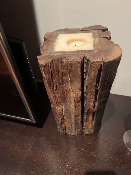 Peca em pinho com vela, 30 cm de altura e 17cm de largura