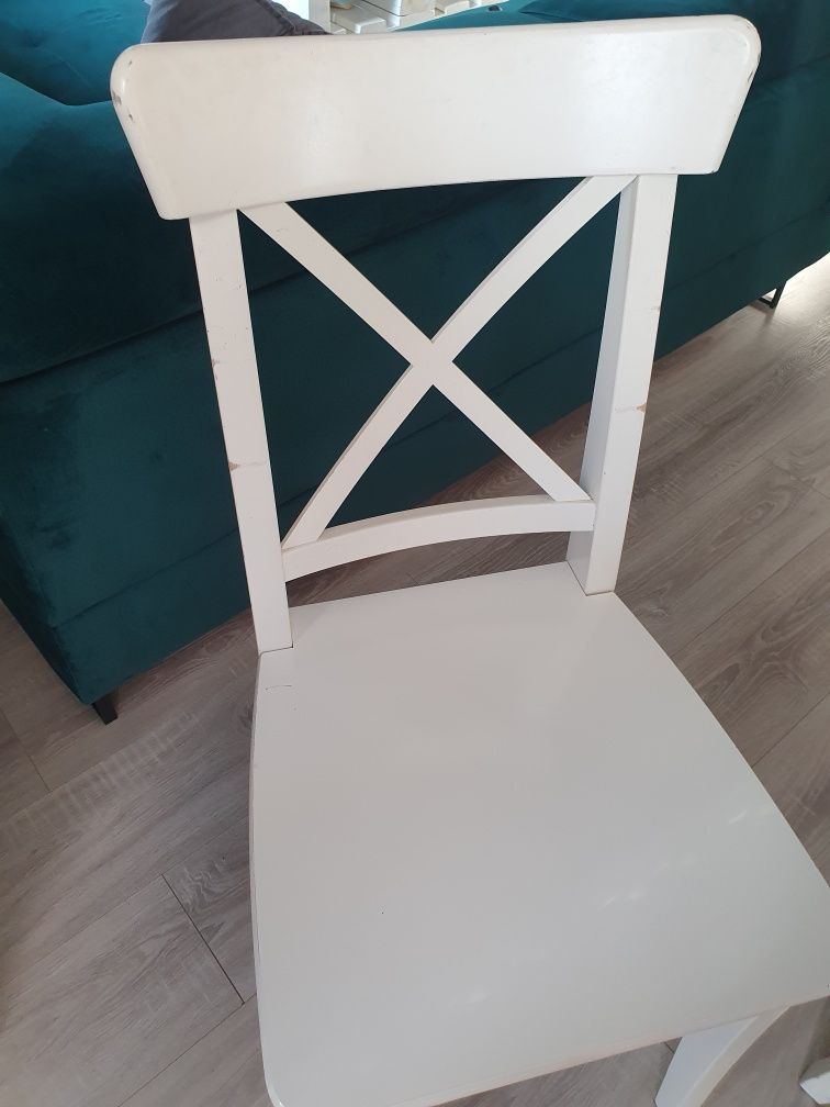 Sprzedam białe drewniane krzeseła