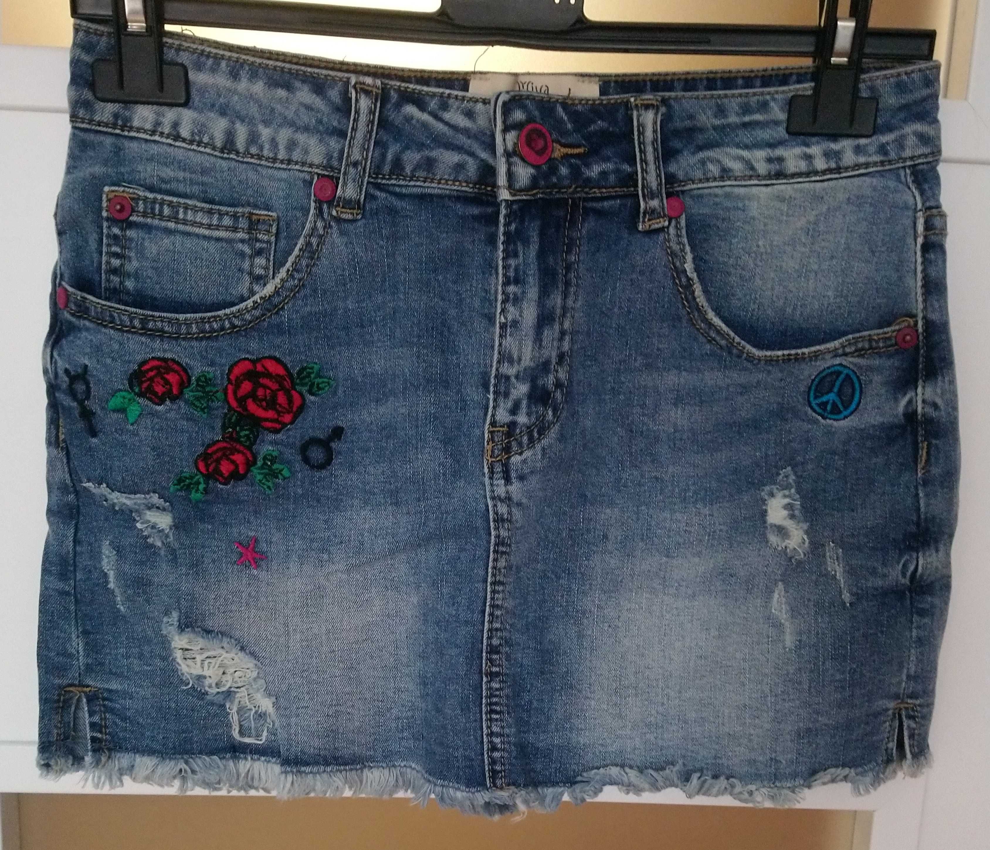 Spódnica mini jeansowa z naszywkami