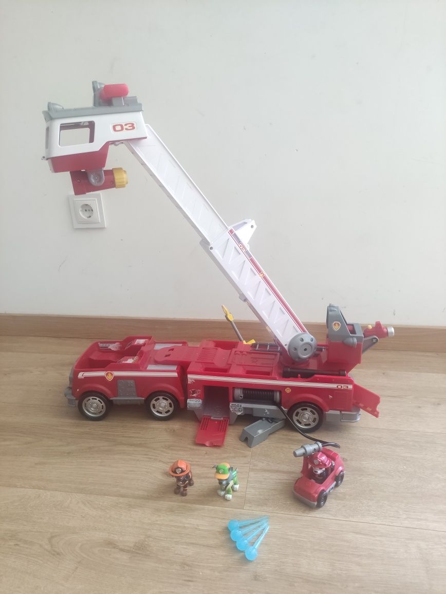 Camião bombeiros patrulha pata