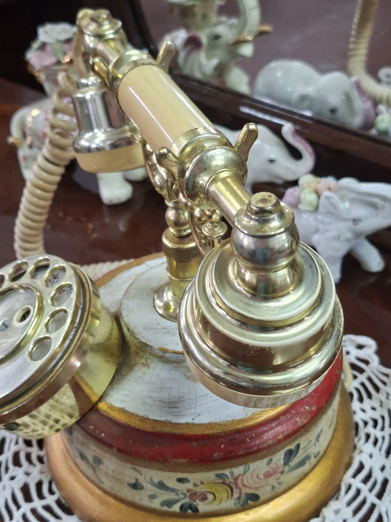 Telefone de disco em madeira pintado á mão