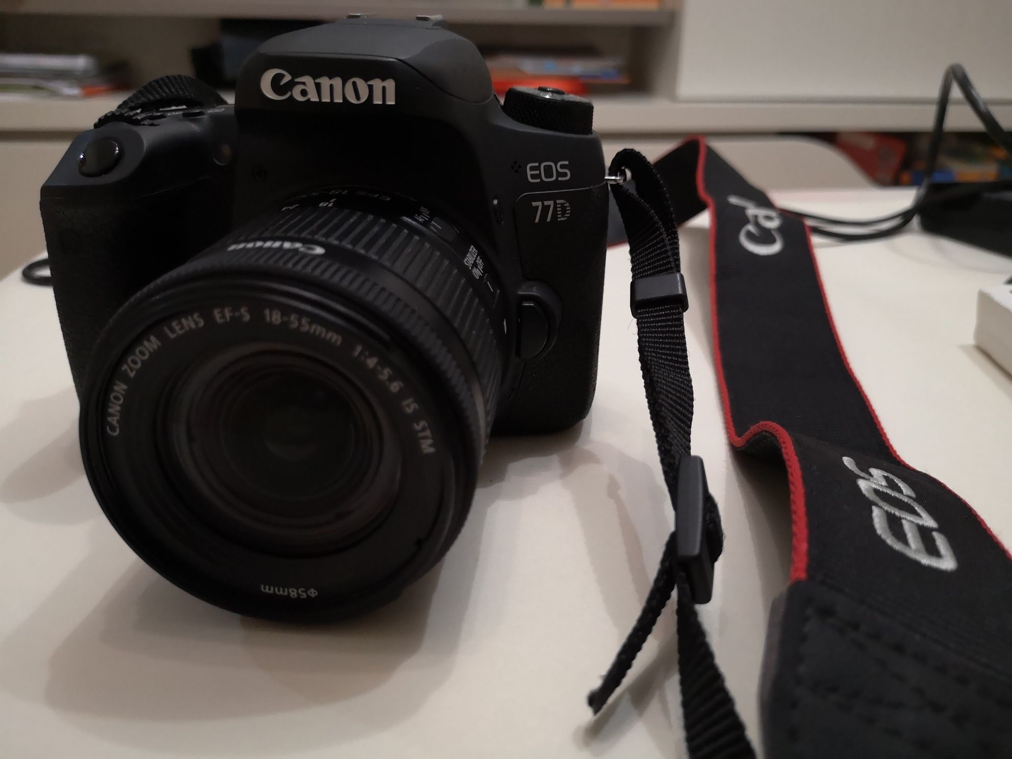 Máquina fotográfica Canon EOS 77D EF-S 18-55 IS STM