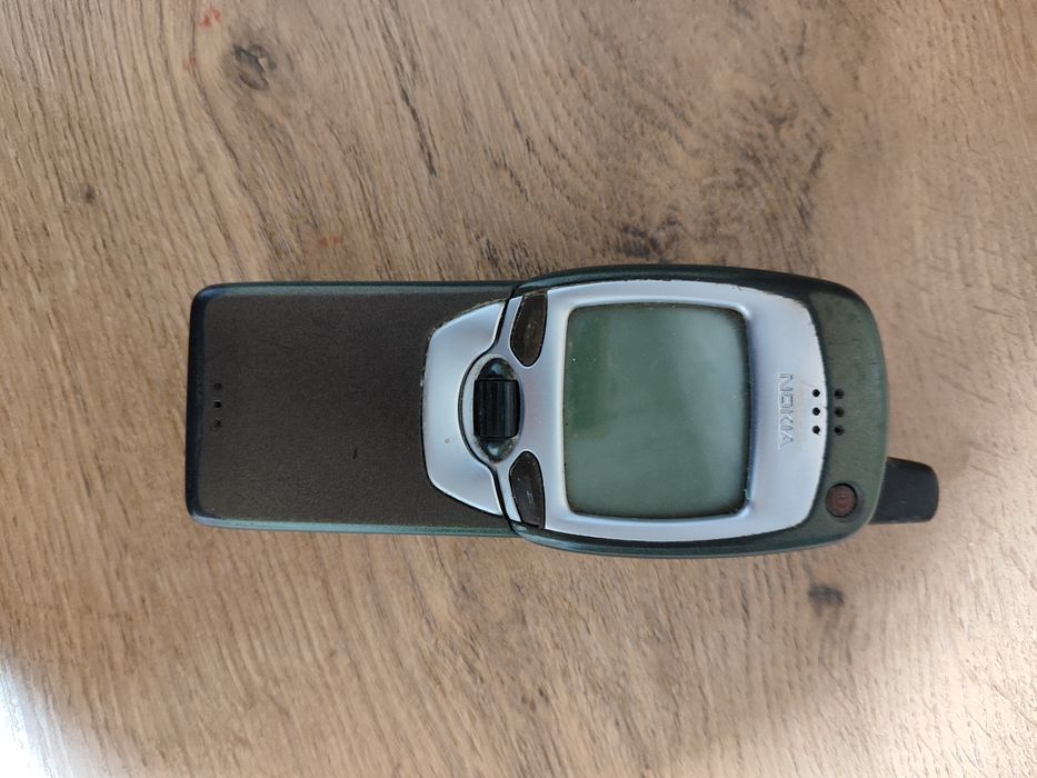 Telefon komórkowy retro GSM Nokia 7110 Matrix Banan Uruchamia się