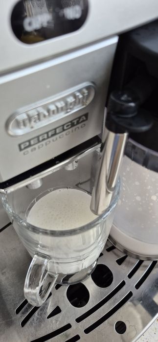 Delonghi maszynka do kawy cappuccino gorąca woda funkcjonuje używana