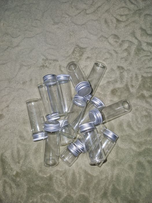Скляні пляшечки маленькі з кришечкою