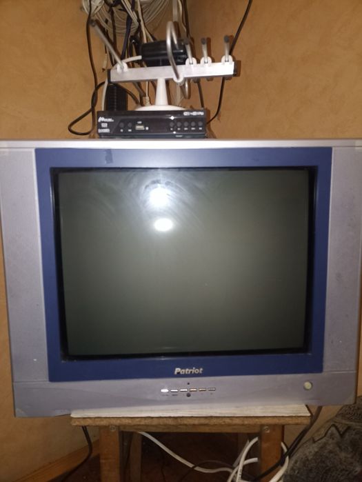 Телевізор JVC.Patriot .і кріплення до стіни