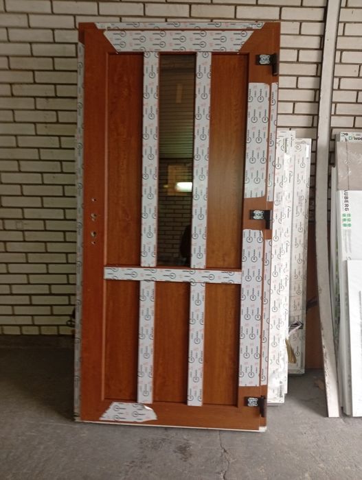 Продаються м/п двері нові по собі вартості. Зов. Зол. ДУБ