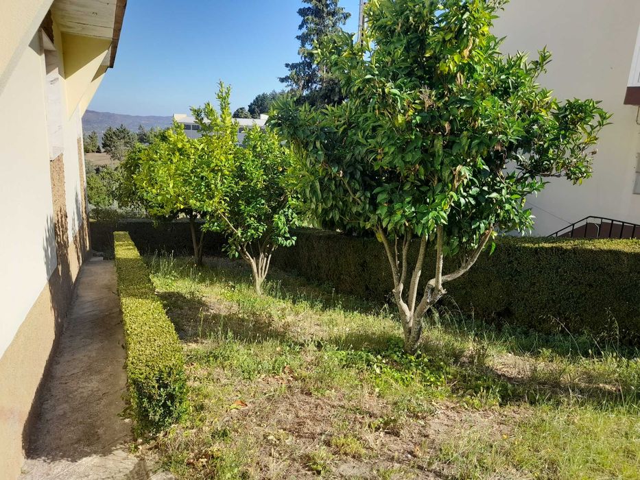 Moradia individual T6 na Covilhã com garagem para 3 carros e quintal