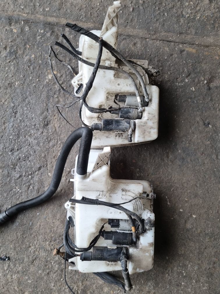 Zbiorniczek spryskiwaczy pompka Bmw E60 E61 Pod Xenon