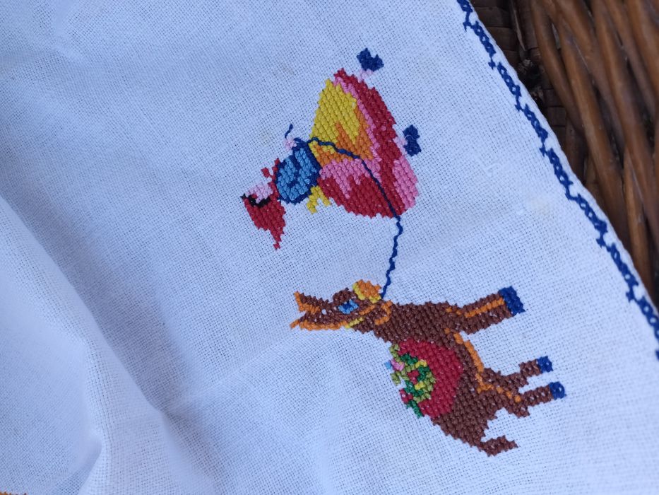 Bonito pano de tabuleiro bordado a ponto de cruz