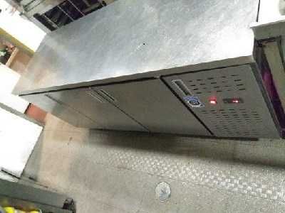 Uma bancada em inox usada