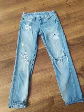 Modne jeansy z dziurami 152