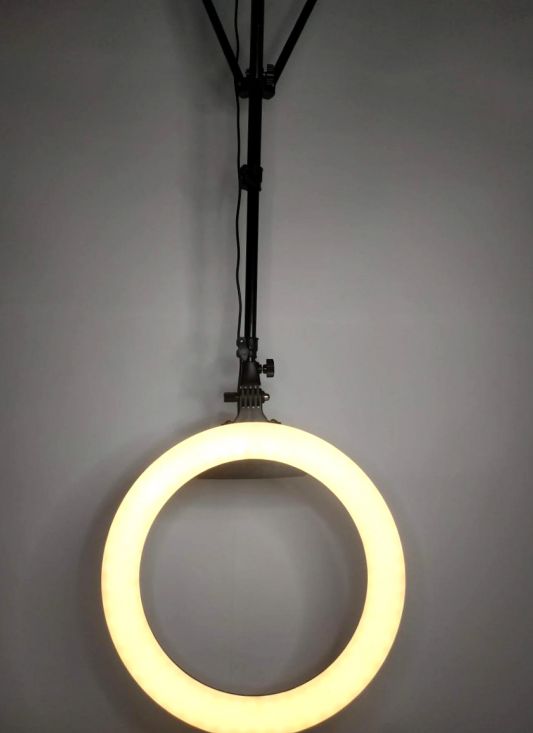 Профессиональная кольцевая LED лампа с регулировками на штативе
