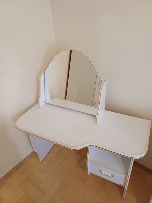 Zestaw białych mebli do sypialni/ pokoju